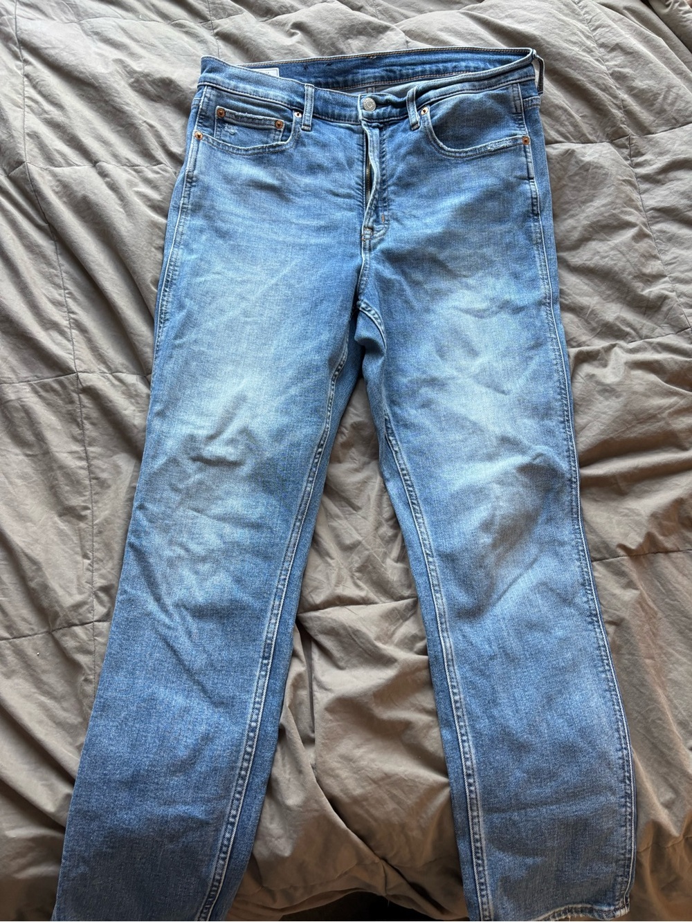 GAP women’s staging leg Jeans in Medium Blue Denim